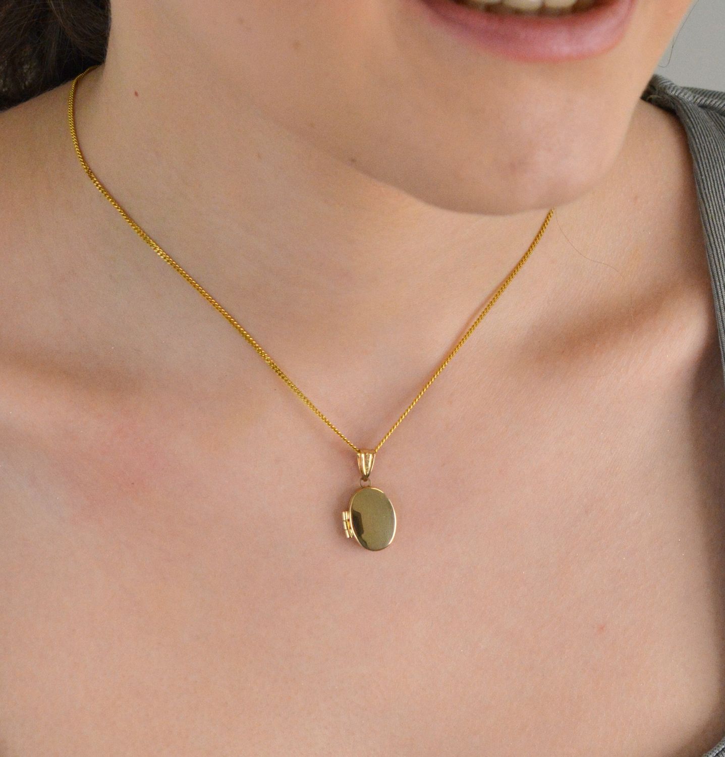 Złota zawieszka próby 375 owalne puzderko z grawerem ZA 1790 375 Złota zawieszka 375 owalne puzderko z grawerem  to klasyczny element biżuterii mogącej pięknie ozdobić każdy kobiecy dekolt.1.jpg